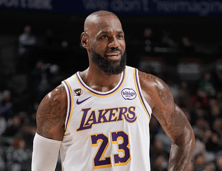 开云APP-前湖人球员谈詹姆斯罚球少：不能因他更高更壮就不吹